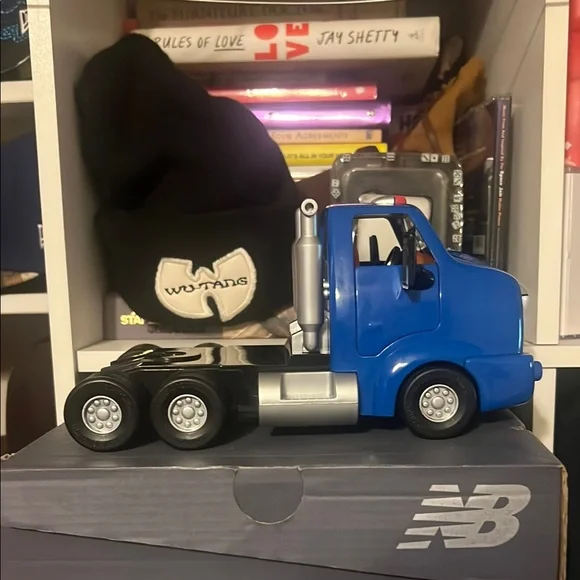 1998 Chevron Cars Toy Truck - Picture 3 of 8